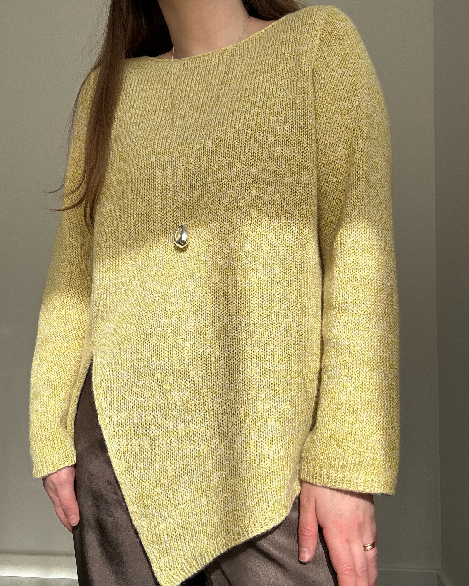 Mannekengfoto presenterer raffinert pullover silhuett med båthals laget med mellomnivå top down teknikk.