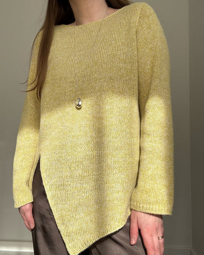 Mannekengfoto presenterer raffinert pullover silhuett med båthals laget med mellomnivå top down teknikk.