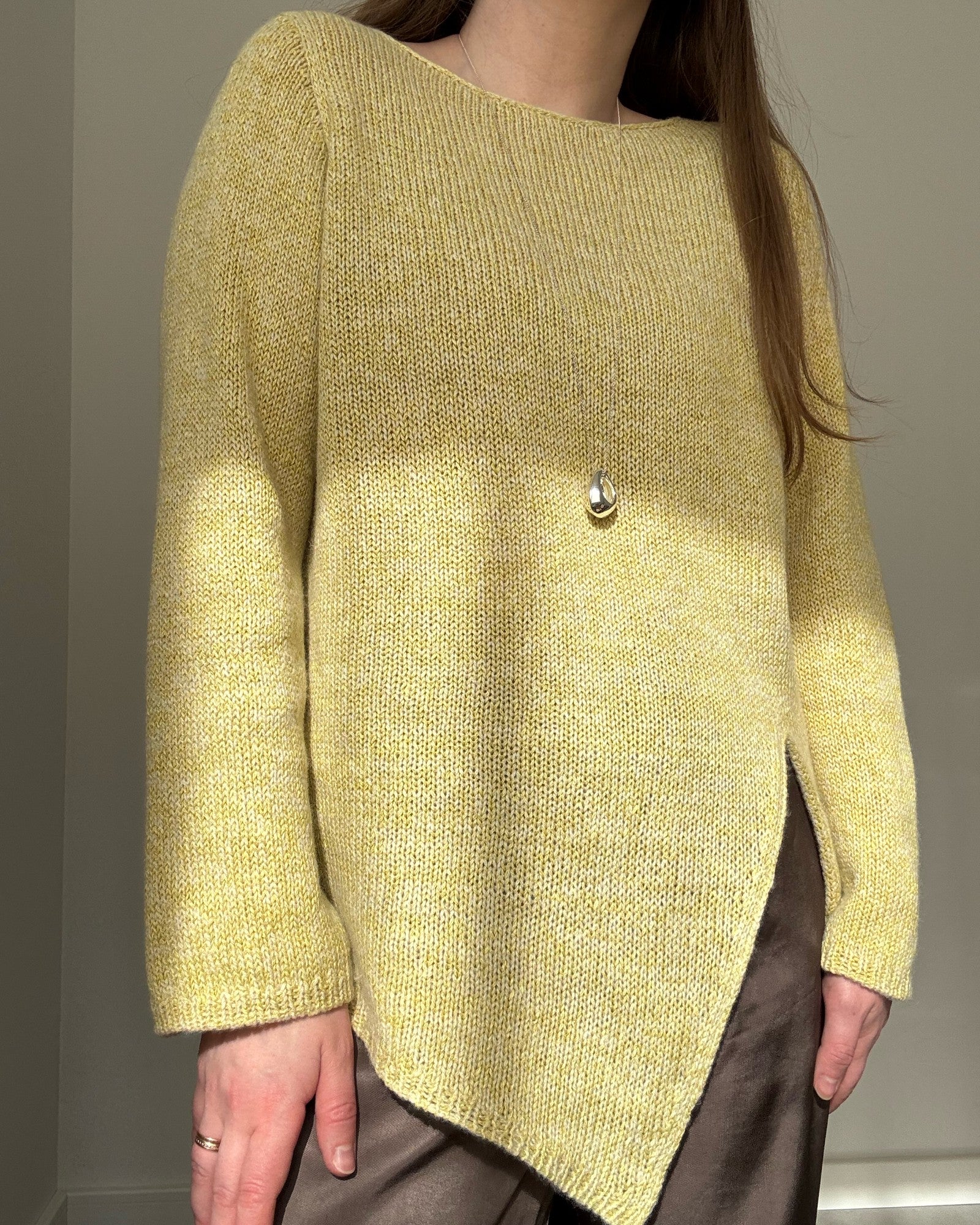 Livsstilscene viser moderne minimalistisk Liv Blouse stylet for kvinners vår strikkegarderobe.