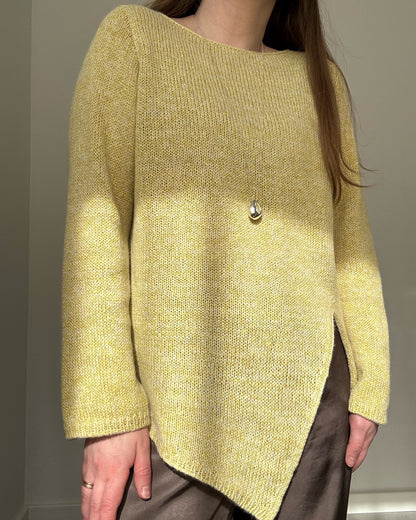 Livsstilscene viser moderne minimalistisk Liv Blouse stylet for kvinners vår strikkegarderobe.