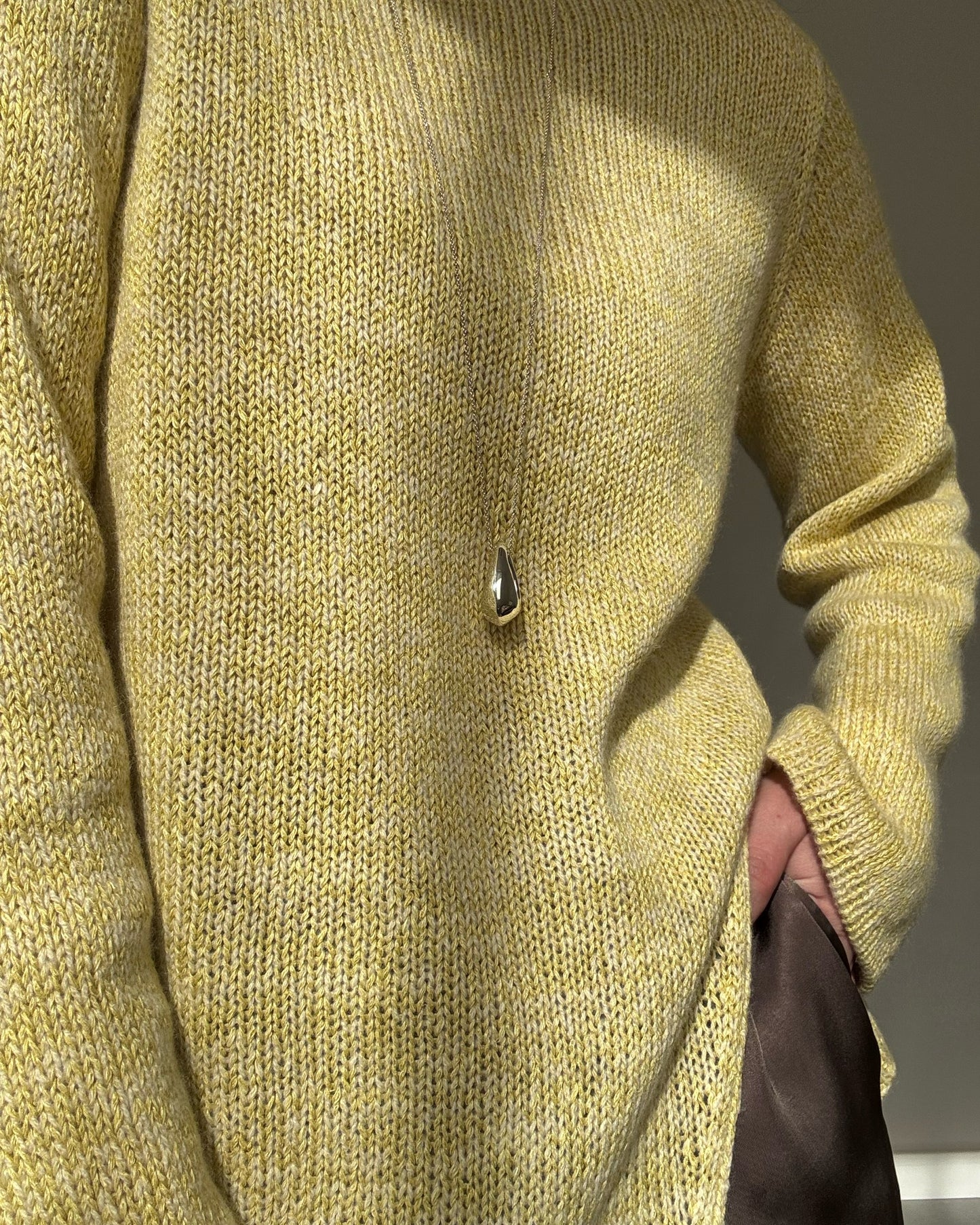 Nahaufnahme der Glatt Rechts Struktur betont die reduzierte Strick Eleganz des Liv Blouse Strickmusters.