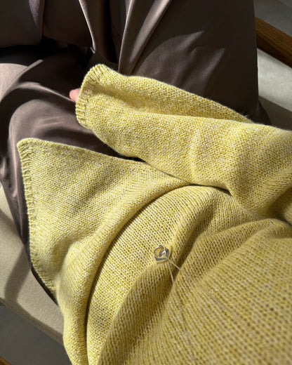 Rückansicht offenbart saubere asymmetrische Formgebung und ästhetische moderne Linien des Liv Blouse Knit Guide.