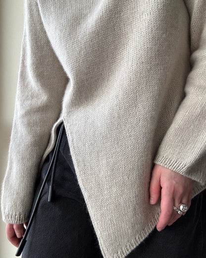 Le Liv Sweater gris clair met en avant la difficulté intermédiaire et une silhouette raffinée.