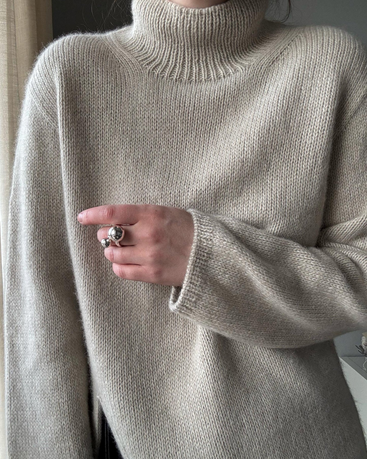 Mise en avant de la texture raffinée du point jersey pour un pull moderne du quotidien.