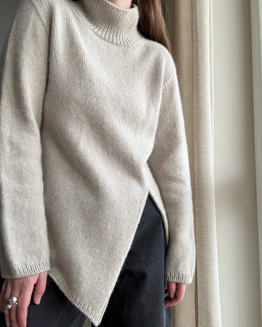  Liv Sweater Knitting Pattern fra Moreca Knit som viser et moderne turtleneck-design med alpakkaull.