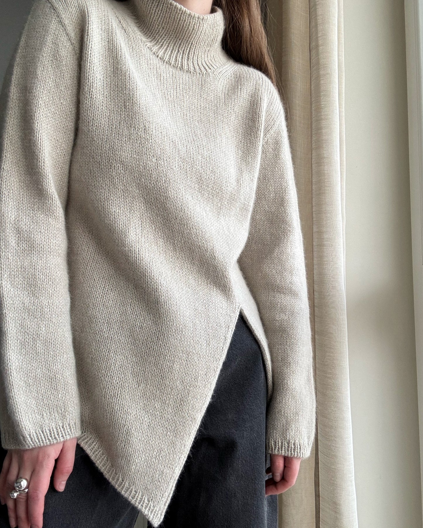 Moreca Knit의 Liv Sweater Knitting Pattern으로 알파카 울을 사용한 현대적인 터틀넥 디자인을 선보입니다.