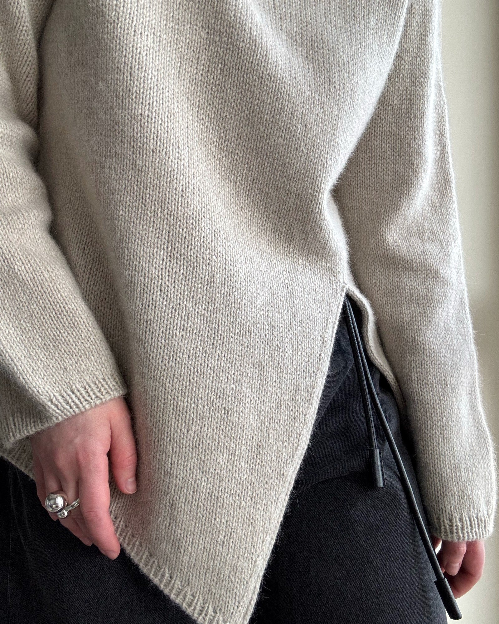 Bordeaux version illustrating the same top-down design elements in an alpaca-cashmere blend.