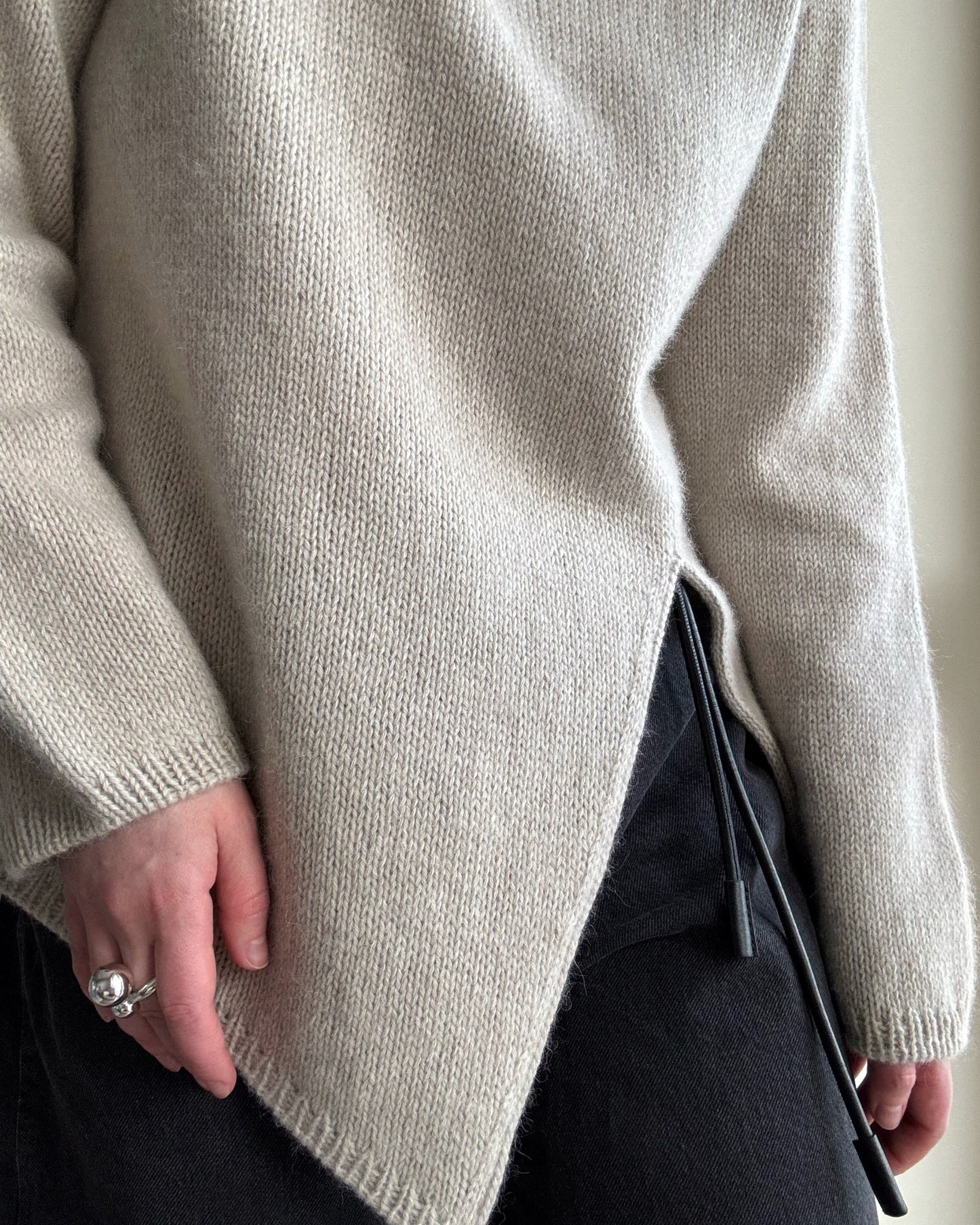 Den lysegrå Liv Sweater fremhæver den mellemsvære sværhedsgrad og en forfinet silhuet.
