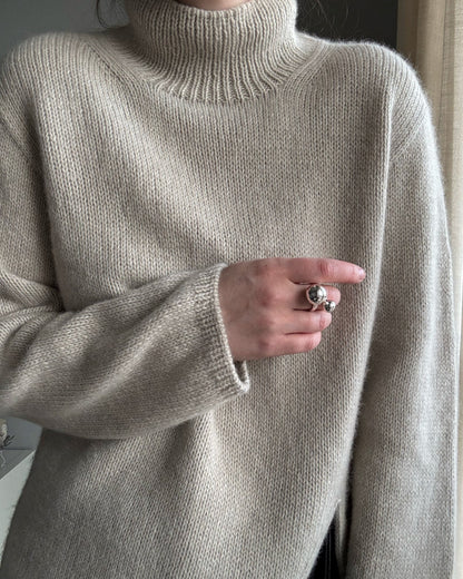 Le Liv Sweater gris clair met en avant la difficulté intermédiaire et une silhouette raffinée.