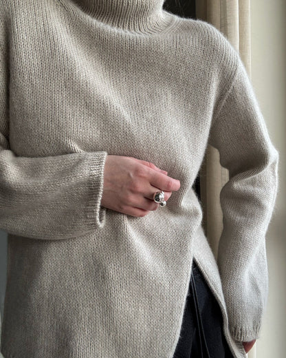 Das Liv Sweater Knitting Pattern von Moreca Knit mit modernem Rollkragen aus Alpakawolle.