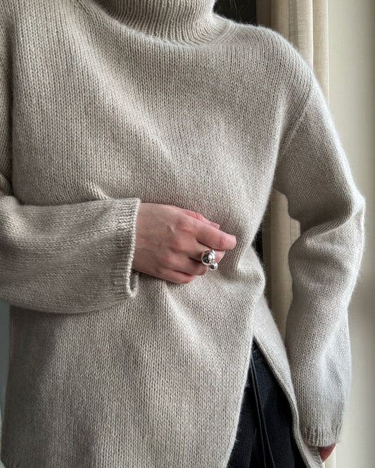 Das Liv Sweater Knitting Pattern von Moreca Knit mit modernem Rollkragen aus Alpakawolle.