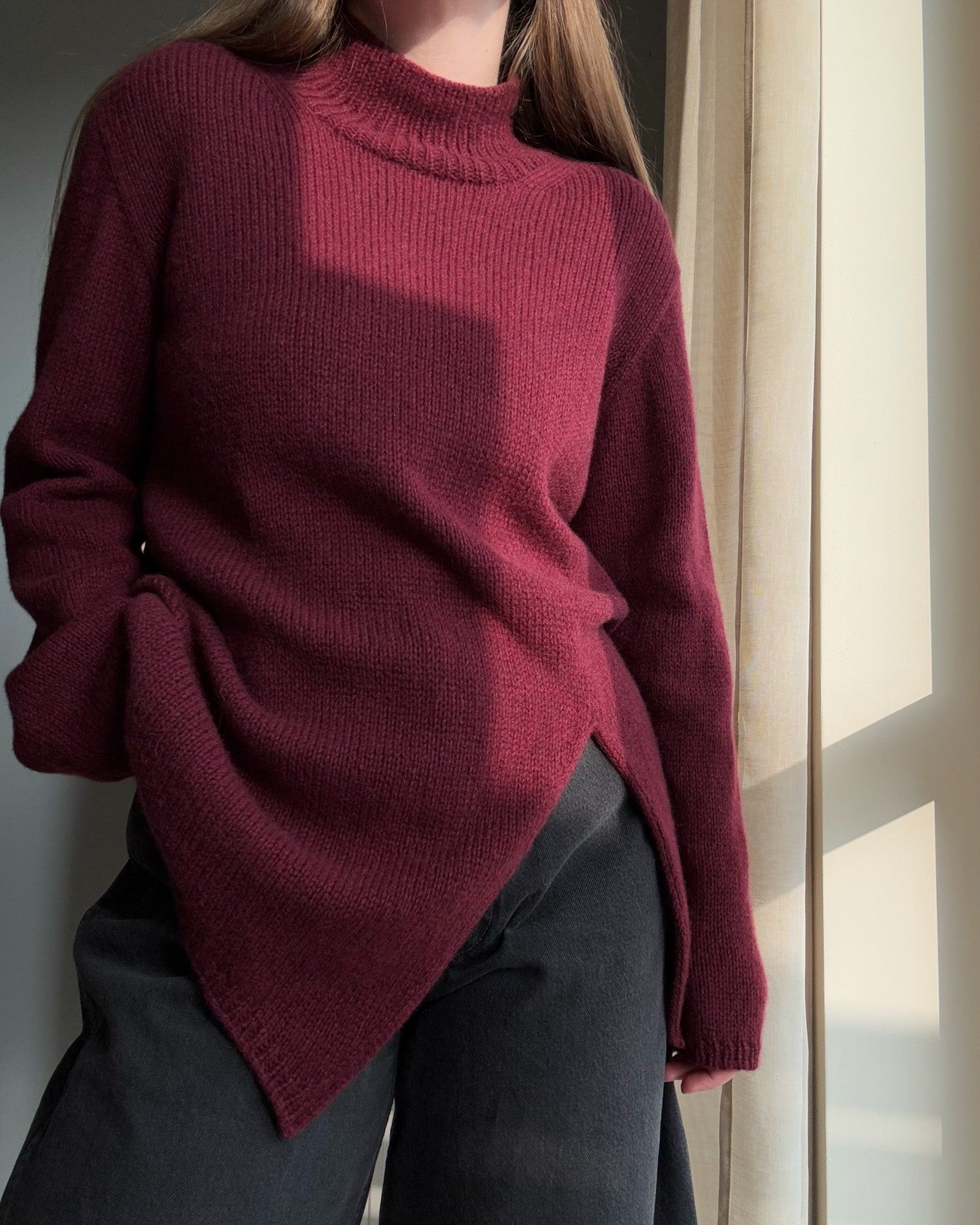  Liv Sweater Knitting Pattern af Moreca Knit, som viser et moderne rullekravedesign i alpakauld.