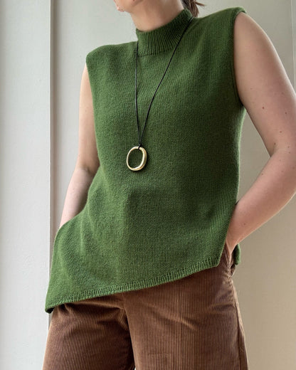 Nærbillede fremhæver sparsom strikkestruktur og fin mock neck kant i Liv Top mellem niveau mønster.
