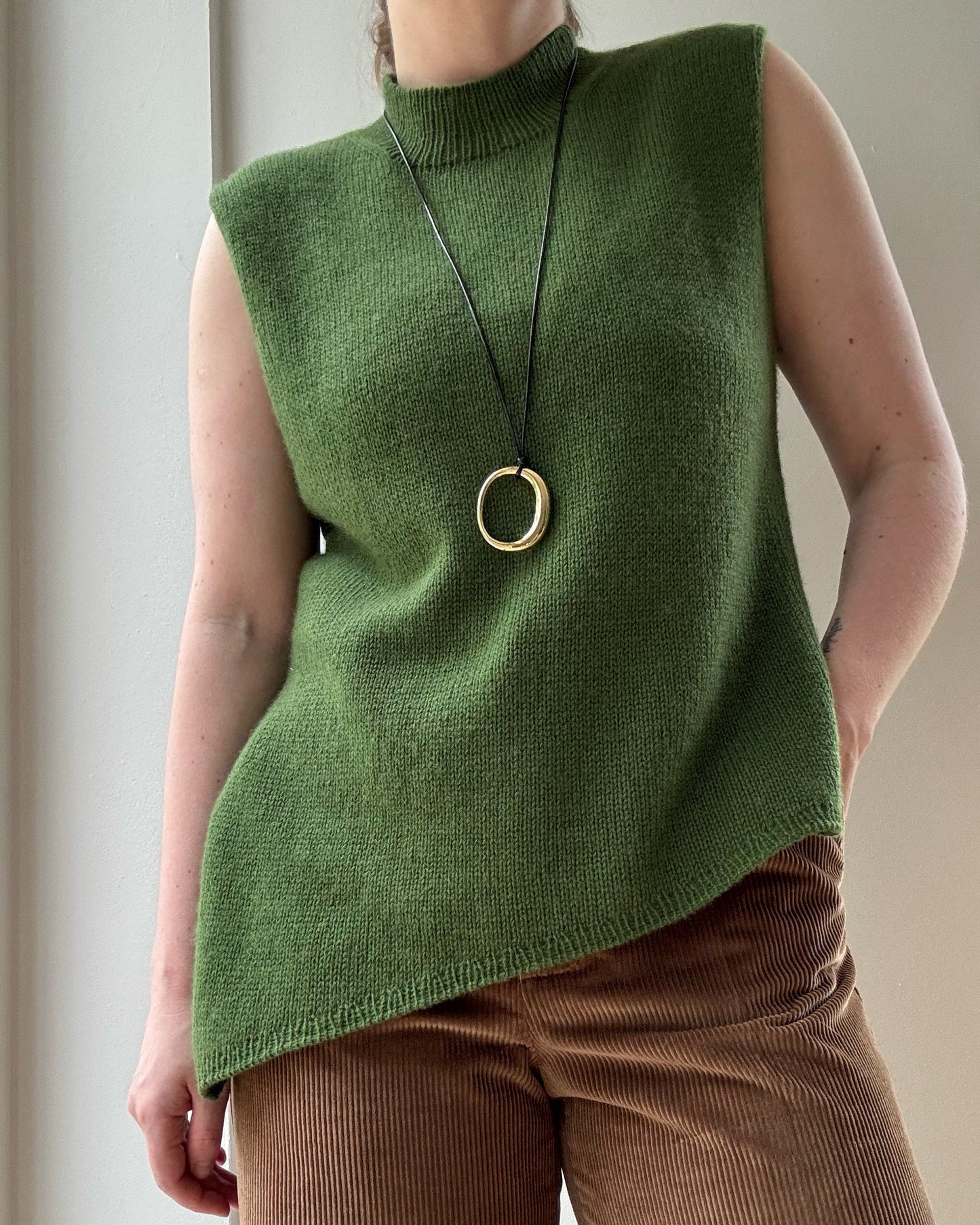 Mannequin foto præsenterer asymmetrisk skulderkonstruktion i Liv Top strikkeguide til damer.