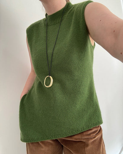 Lifestyle Szene zeigt Liv Top als Lage für Sommer Strickmode und demonstriert moderne weiche Eleganz.