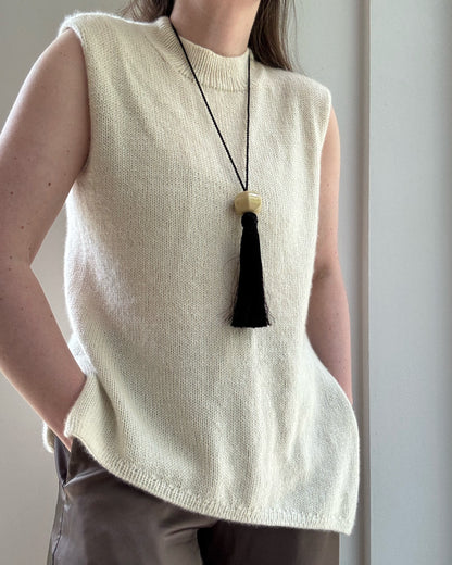 Nærbilde fremhever sparsom strikketekstur og raffinert mock neck kant i Liv Top mønsteret for mellomnivå.
