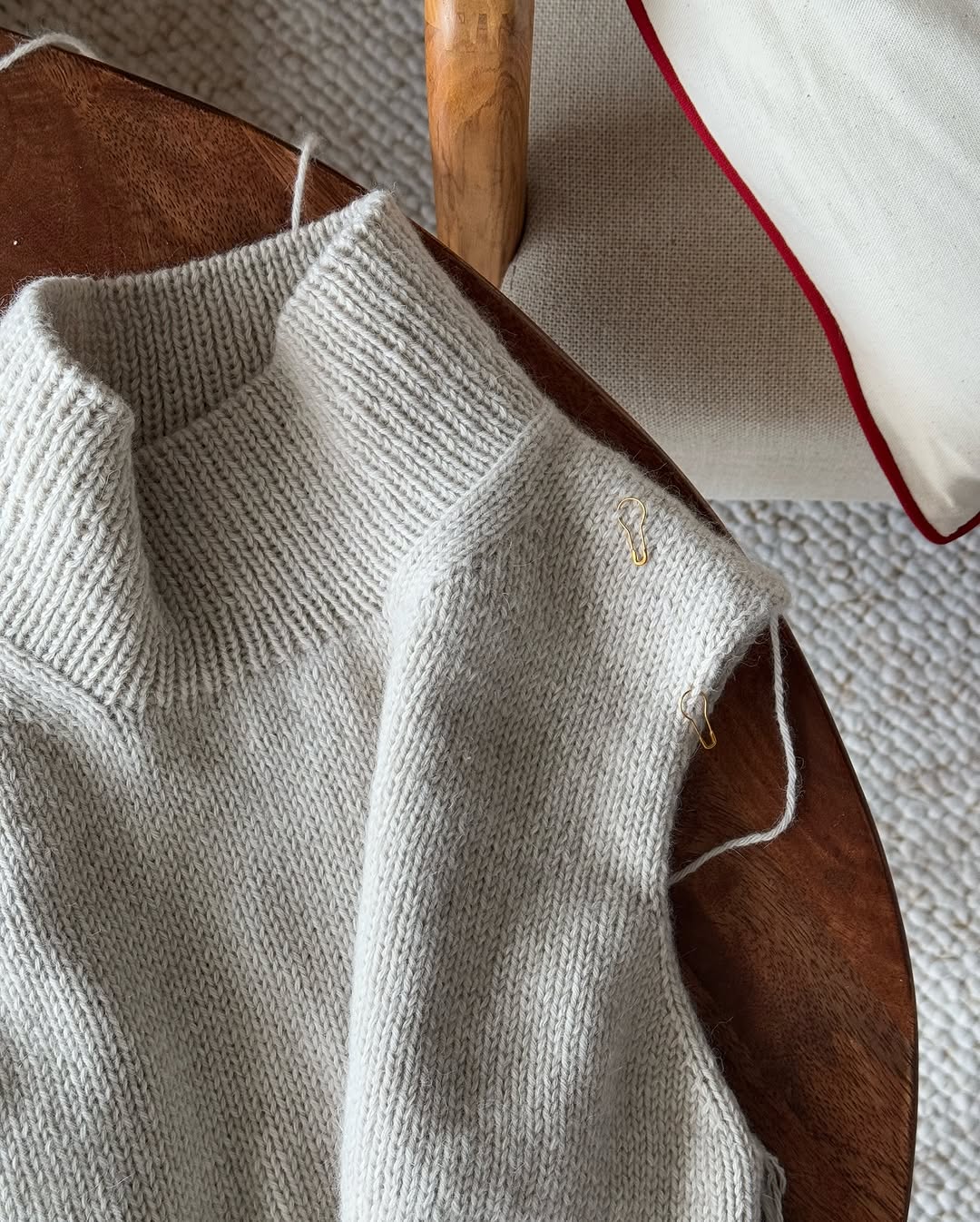 Rullekravedetalje der fanger den minimalistiske stil i alpakauld.
