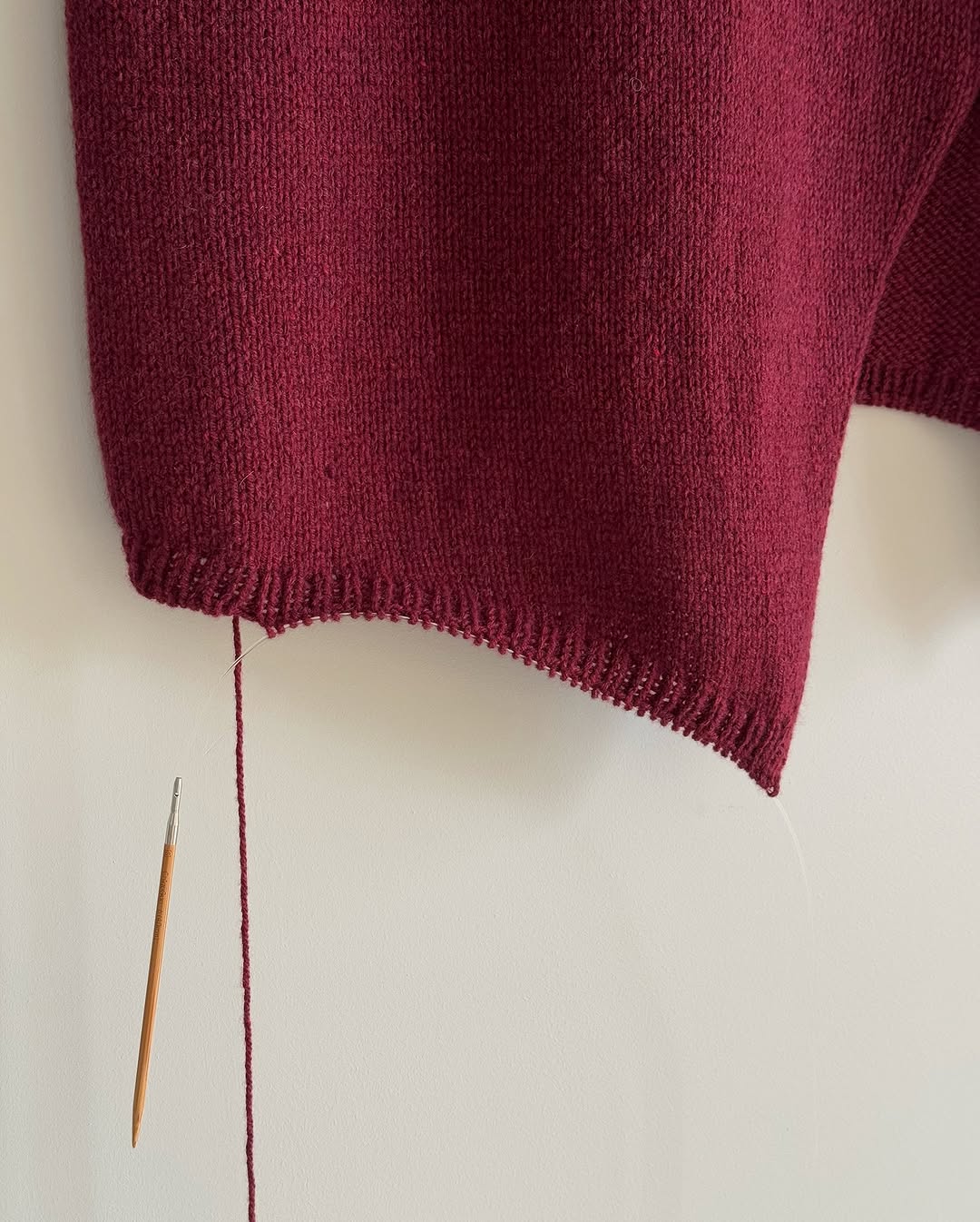 Close-up of the stockinette stitch gauge at 20 sts x 28 rows in alpaca merino yarn.