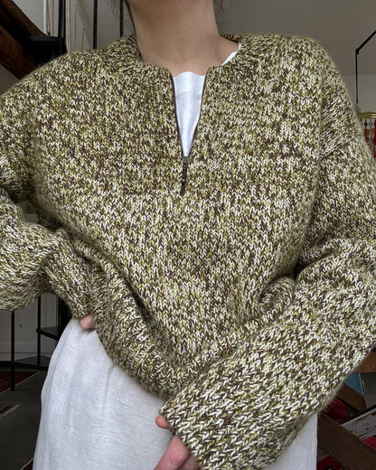 Designerin zeigt den leicht Oversize Rundhalspullover, skandinavisch entspannt, Glattstrick und klare Linien