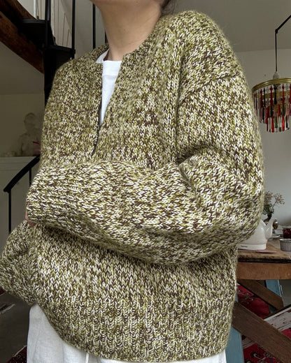 Nahaufnahme der Zipperleiste am Hals und der Rundhalsform des Pullovers