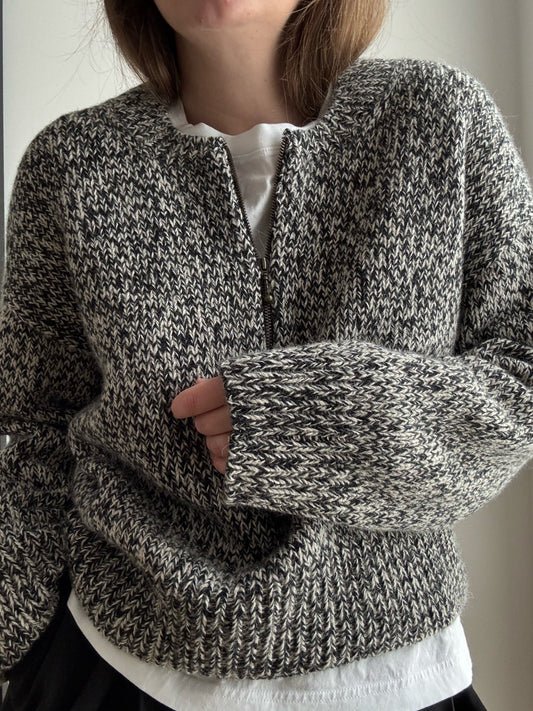 Luna Zip Sweater fra Moreca Knit, top down uldpullover med lynlaaskrage og droppede skuldre