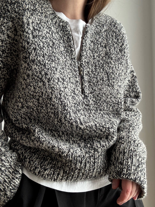 Luna Zip Sweater fra Moreca Knit, topp ned ullgenser med glidelaskrage og droppede skuldre