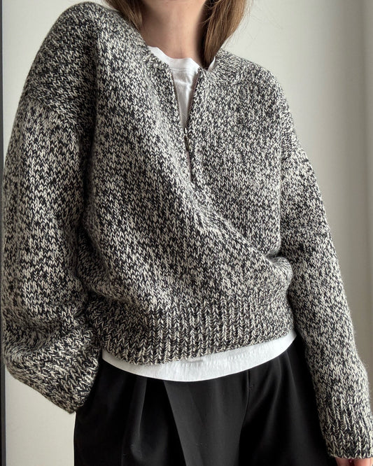 Luna Zip Sweater von Moreca Knit, Top Down Wollpullover mit Reissverschlusskragen und abgesenkten Schultern