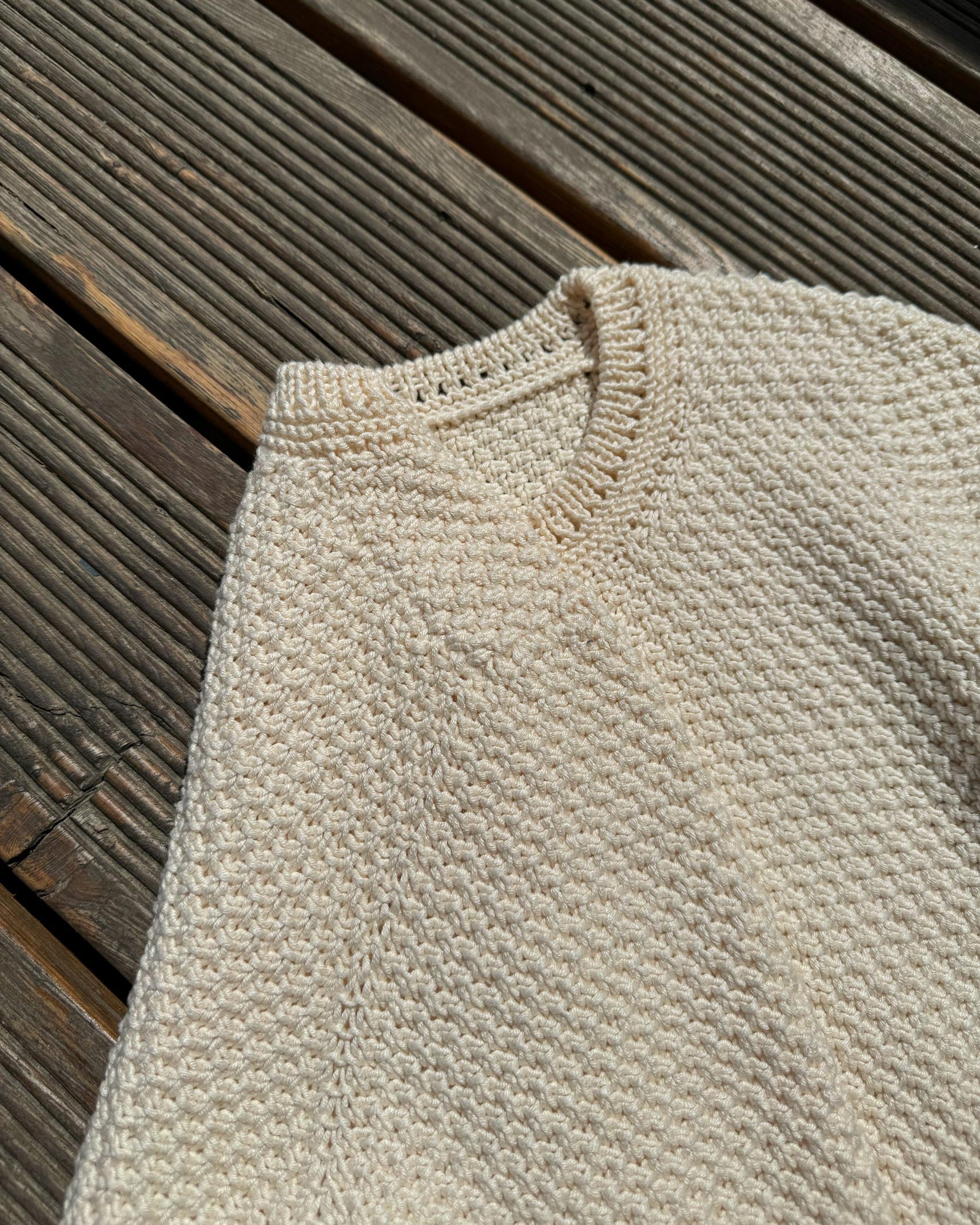 Feminine and textured white Manon Cardigan with regular fit and top-down knitting