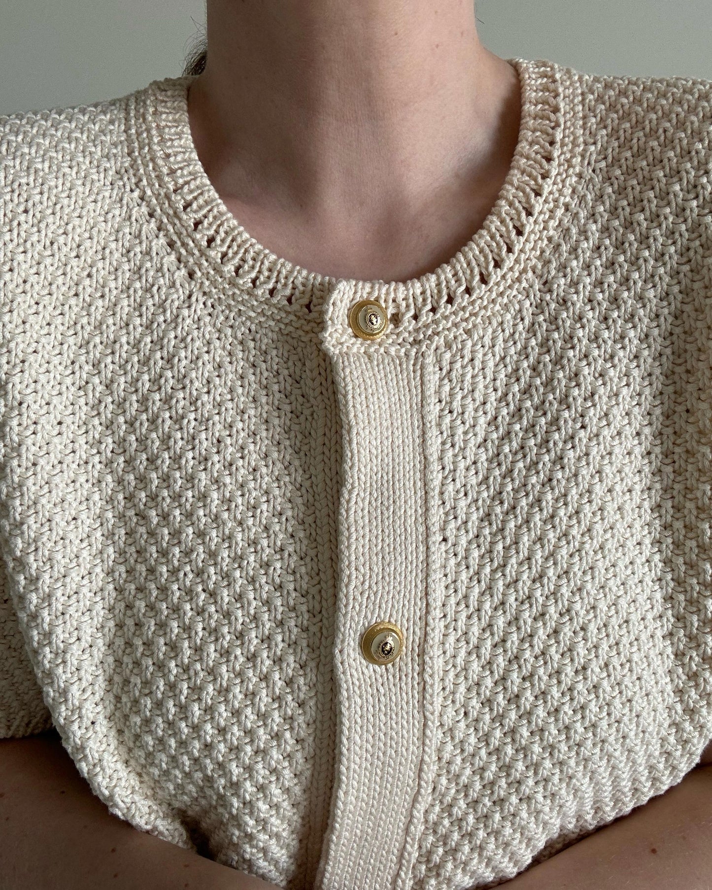 Eleganter weißer Sommer-Cardigan Manon mit strukturiertem und texturiertem Strickmuster.