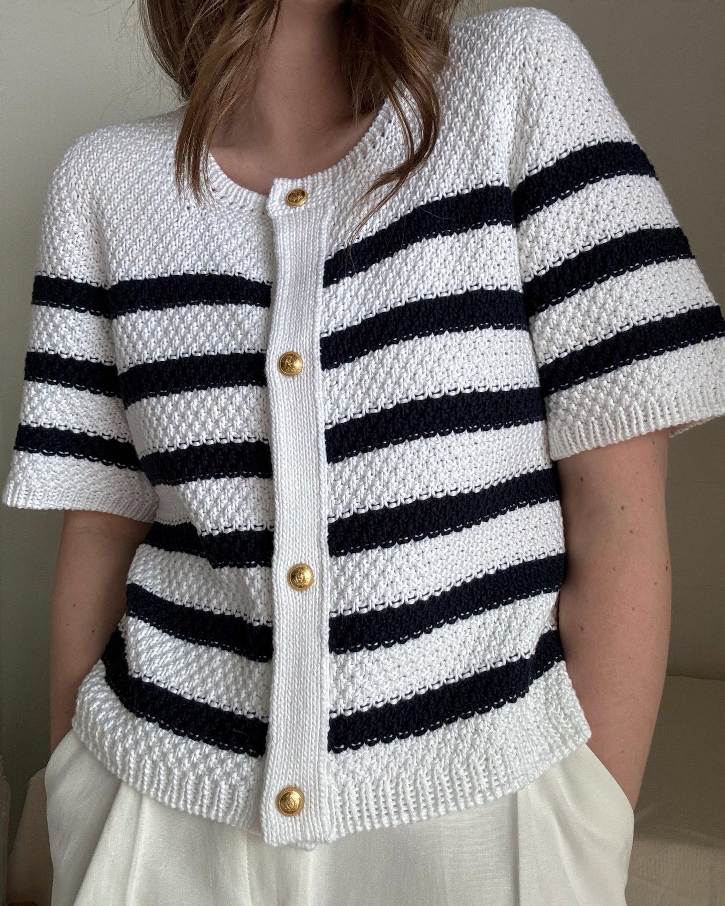 Marineblauer Manon-Cardigan mit offener Front, rundem Ausschnitt und Knopfverschluss.