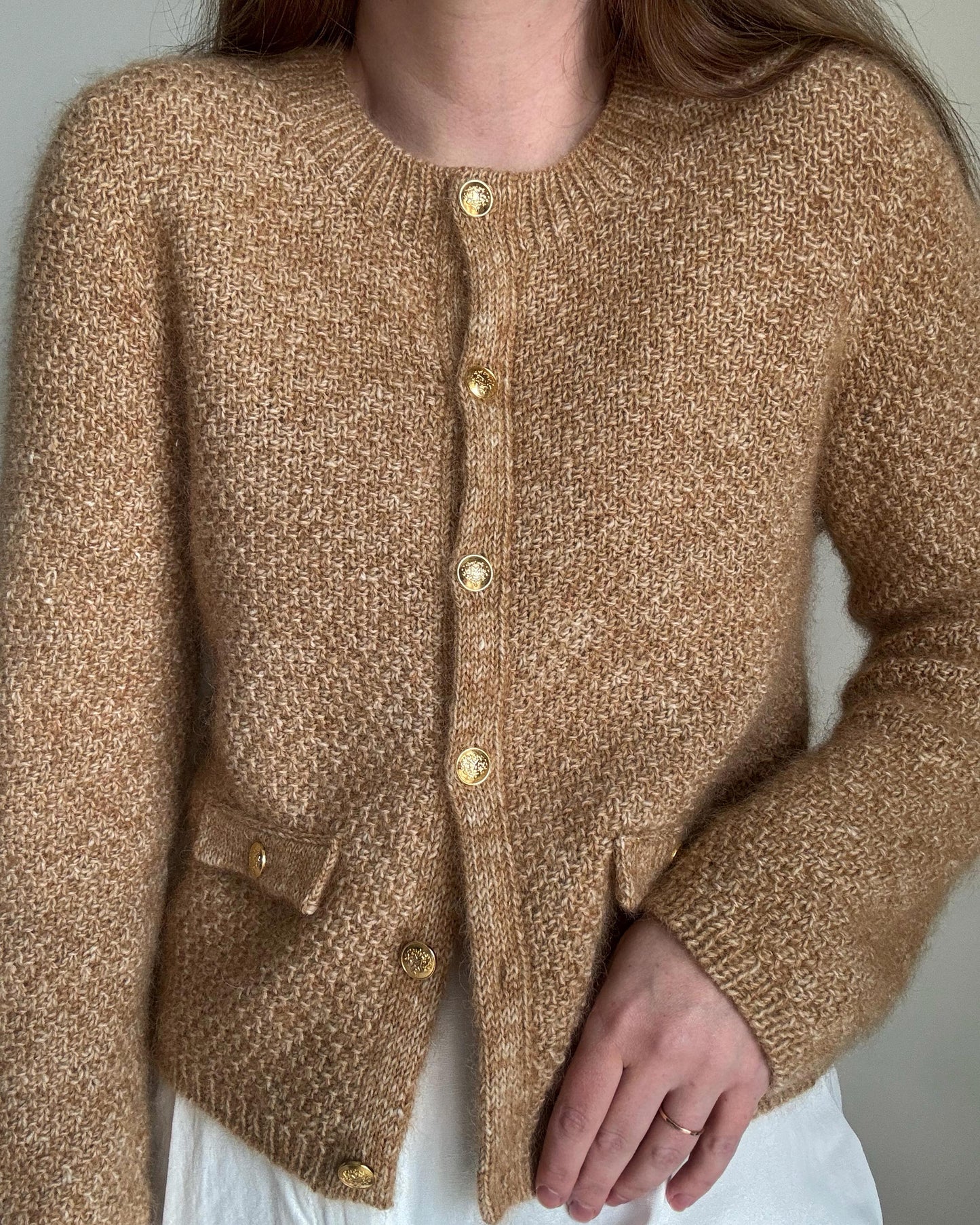 Top-down strikkevejledning til feminin Manon Jacket cardigan.