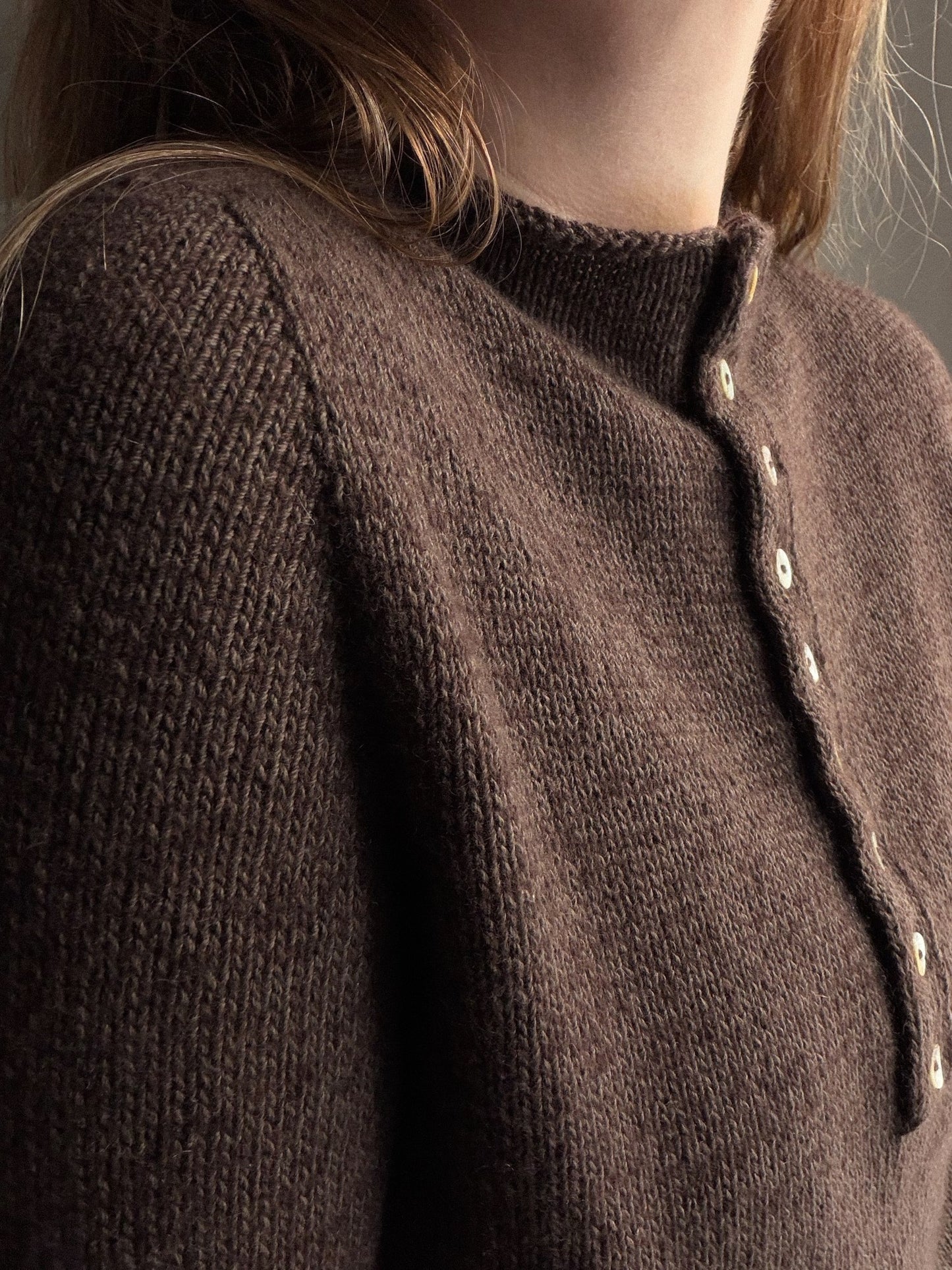 Moreca Knit Mia Blouse의 더블 니팅 터틀넥과 단추구멍을 가까이 보여 주는 디테일입니다.