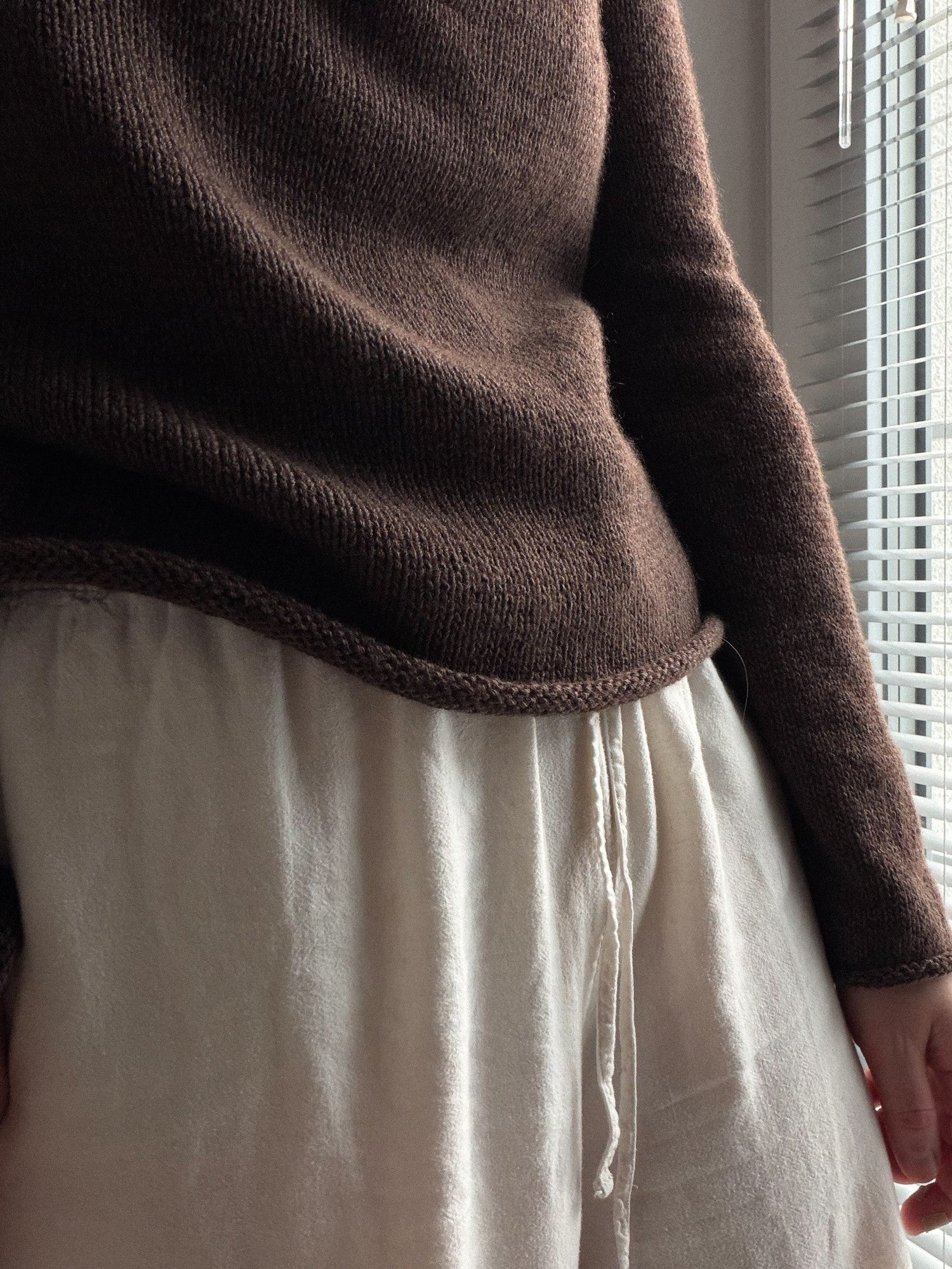 Nahaufnahme des Rollkragens der Mia Blouse mit sauberem Doppelstrick und raffinierter Halsblende.