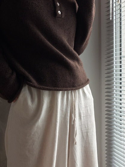 Mia Blouse genseren i sport weight garn vist fra en trekvart vinkel med en klassisk avslappet form.