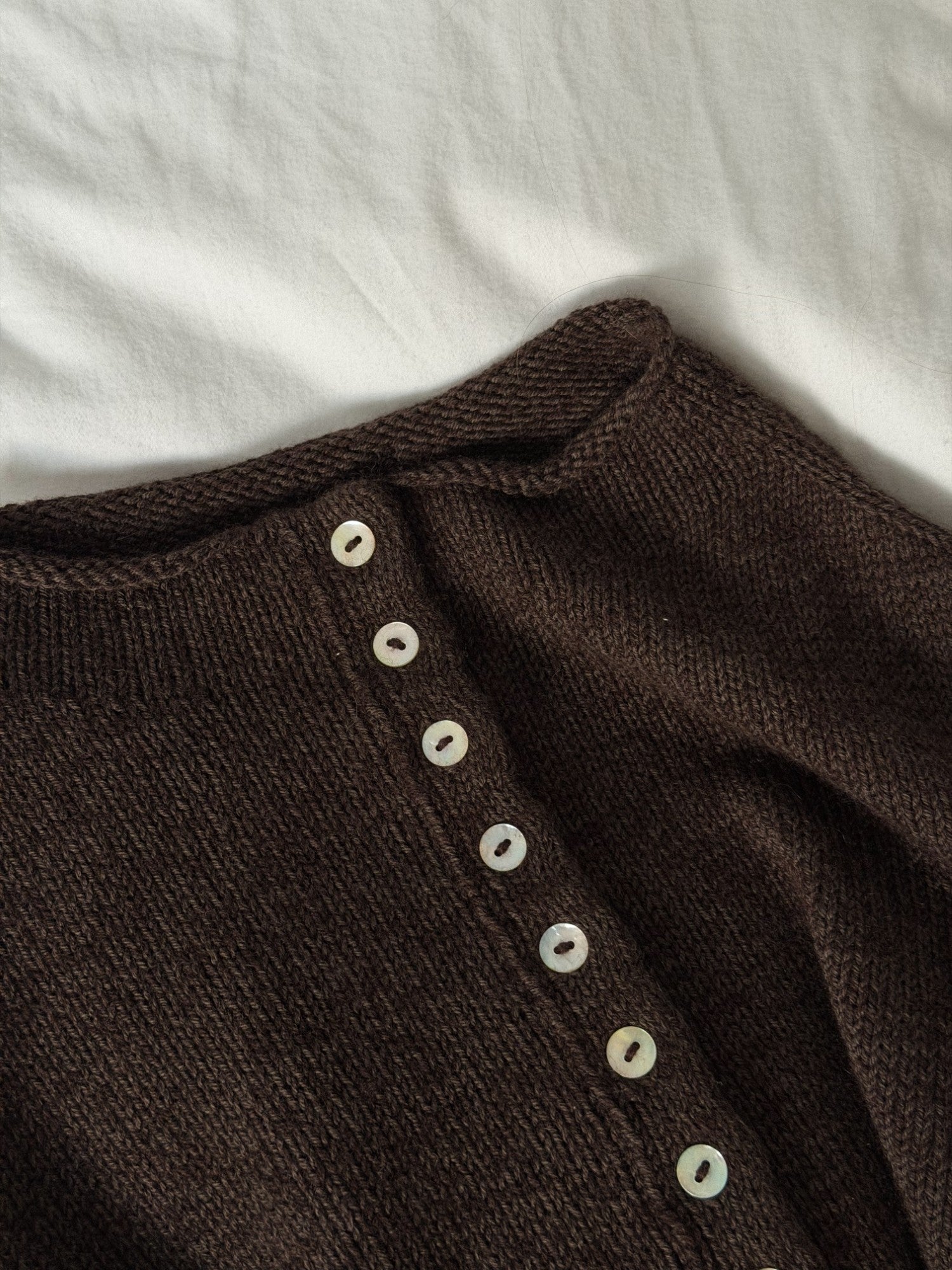 Vue de côté de la Mia Blouse, un pull boutonné pour femme réalisé avec le patron de Moreca Knit.