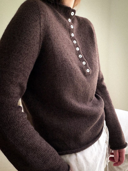 Mia Blouse stickad efter ett mönster på medelnivå, buren av designern med en mjuk estetik och elegant passform.