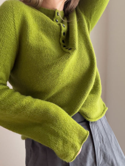 Närbild av polokragen på Mia Blouse som visar prydlig dubbelstickning och en raffinerad halsavslutning.