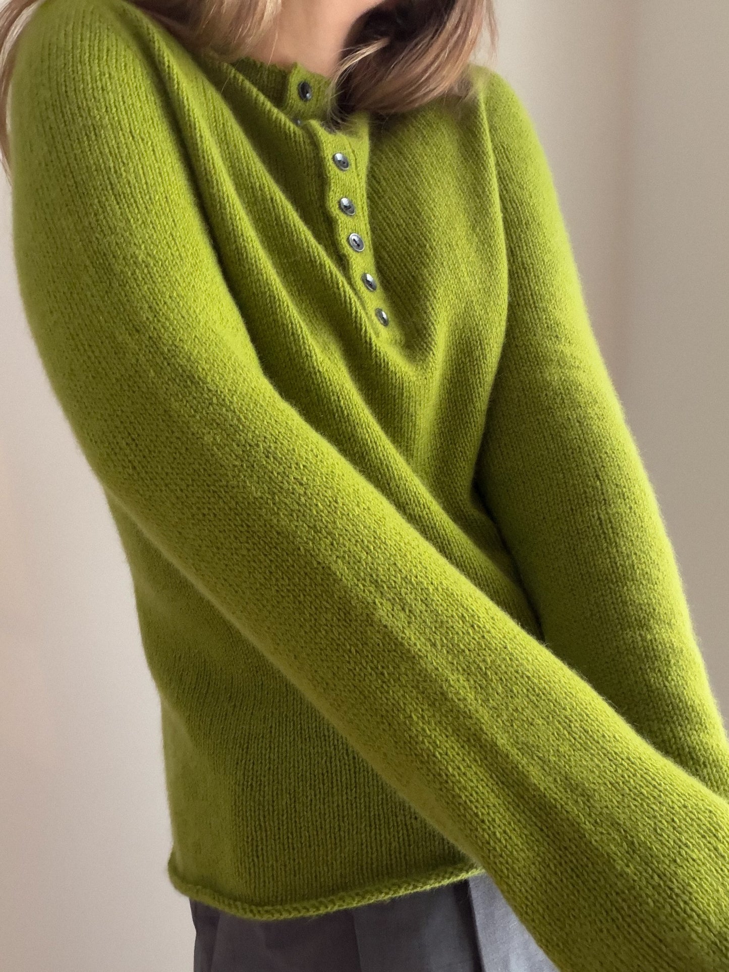 Das gestrickte Mia Blouse Modell im schlichten skandinavischen Stil mit raffinierter femininer Silhouette.