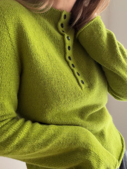 Mia Blouse wykonana według wzoru dla średnio zaawansowanych, noszona przez projektantkę, o miękkiej estetyce i eleganckim fasonie.