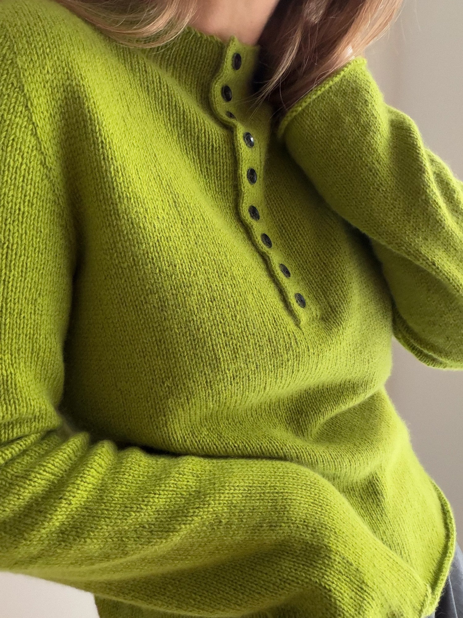 터틀넥, 메리야스뜨기, 깔끔한 앞 단추 디자인이 보이는 Mia Blouse 앞면 디테일입니다.
