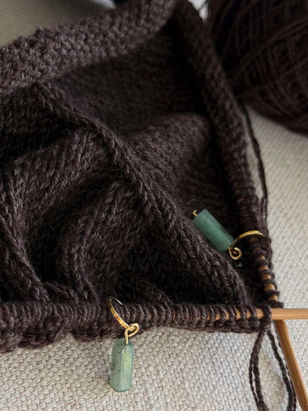 Minimalistisk strik til kvinder efter Mia Blouse opskriften med rullekrave og knapper foran.