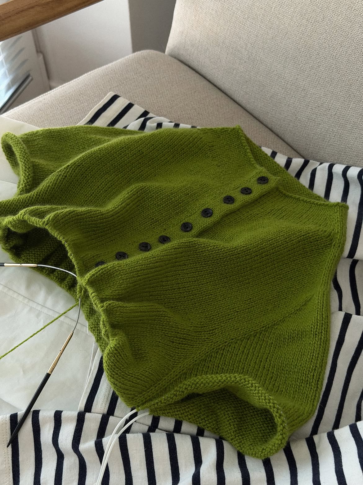 Mia Blouse genseren i sport weight garn vist fra en trekvart vinkel med en klassisk avslappet form.