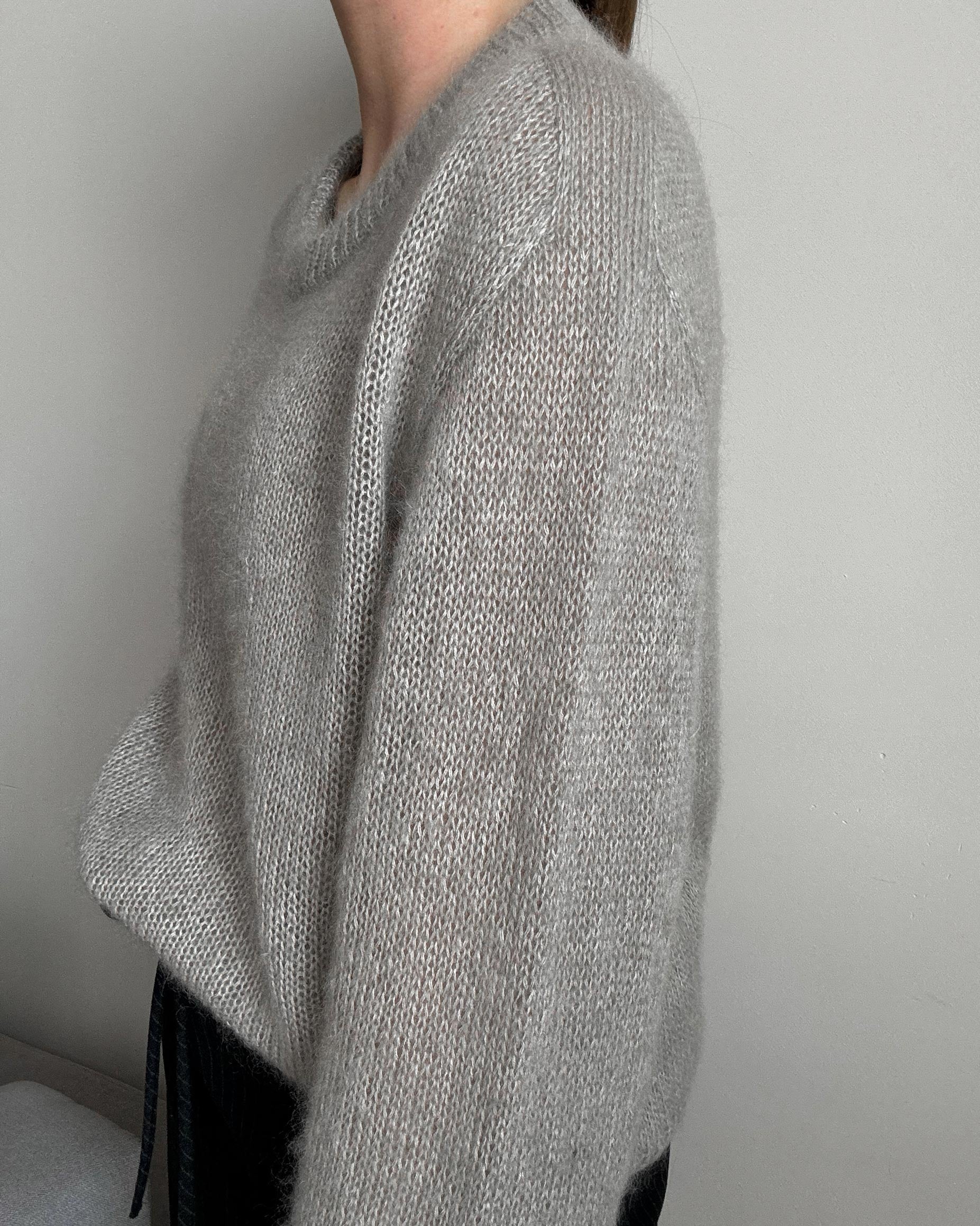 Feminine knitwear, Micaela Sweater with crewneck and long sleeves.