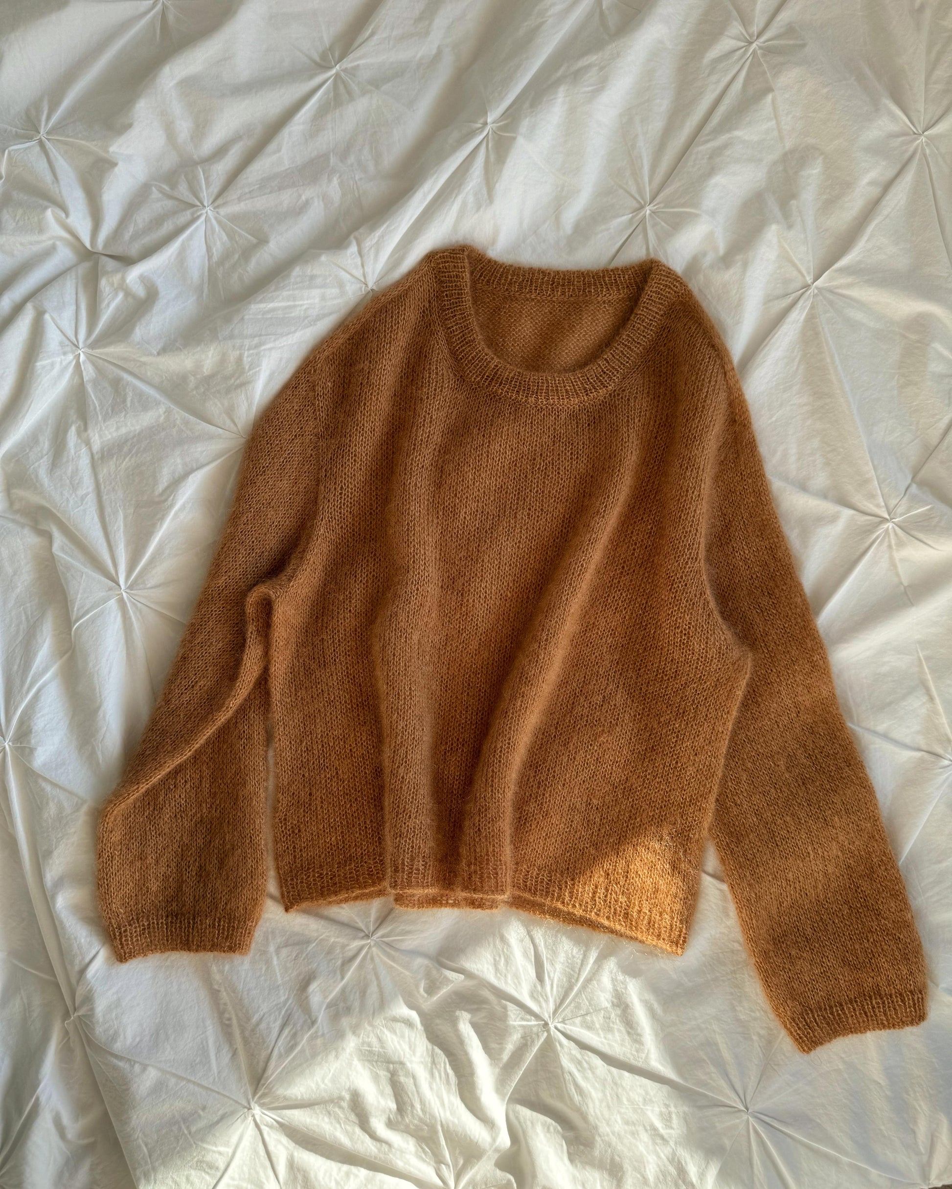 Micaela Sweater Strickmuster von MorecaKnit, klassischer leicht übergroßer Pullover.