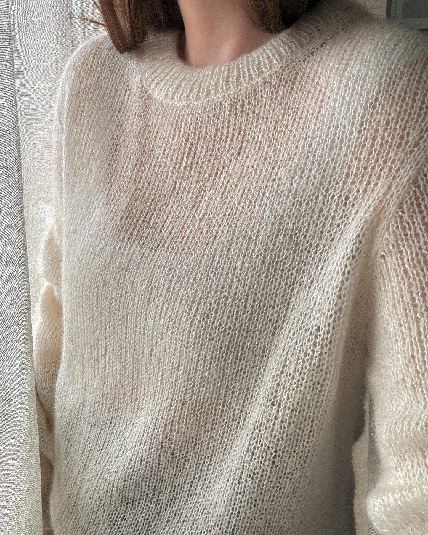 Strickanleitung für Fortgeschrittene für Micaela Sweater mit Top-Down-Konstruktion.