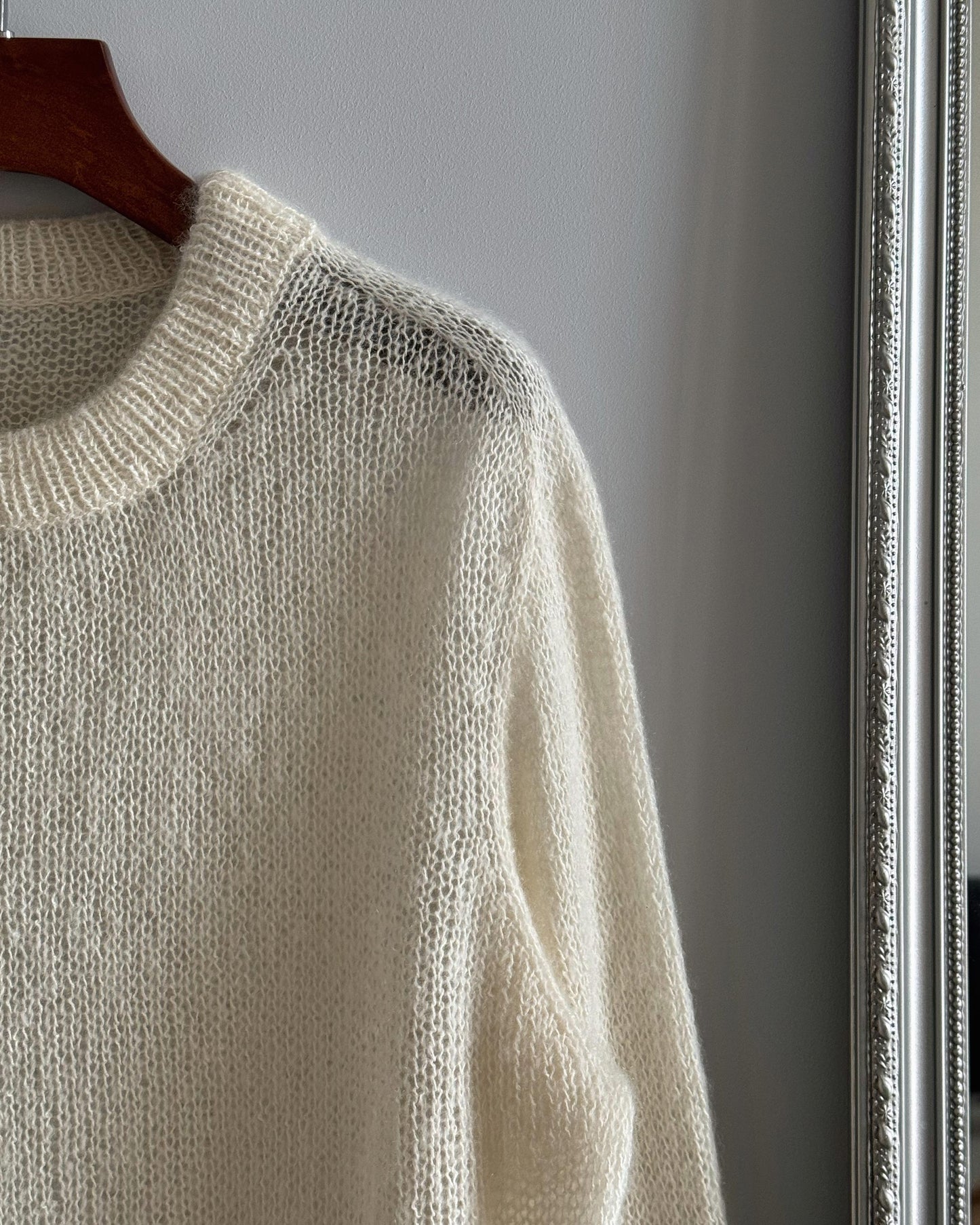 Micaela Sweater, ein minimalistischer und eleganter gestrickter Pullover.