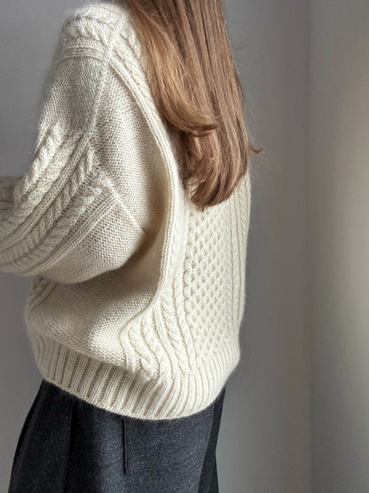 Ninon Sweater kabelstrikk vist paa designer med oversized passform og struktur