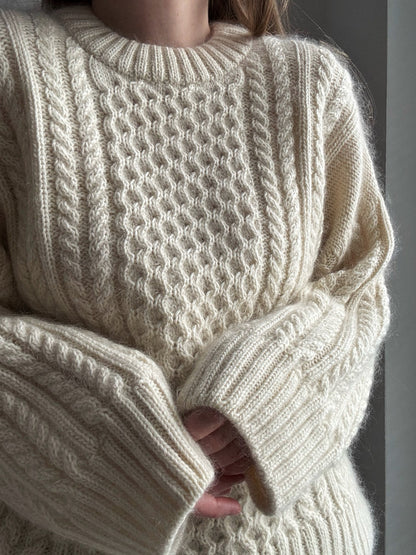 Ninon Sweater strikkeopskrift med kontrast mellem kabelstrik og glatstrik