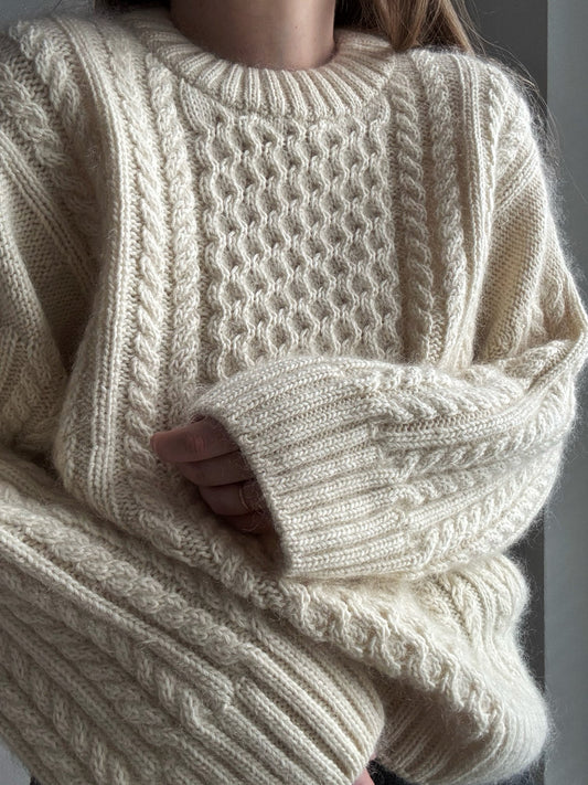 Sweter Ninon we wzorze warkoczowym noszony przez projektantke ukazujacy oversize i strukture splotu