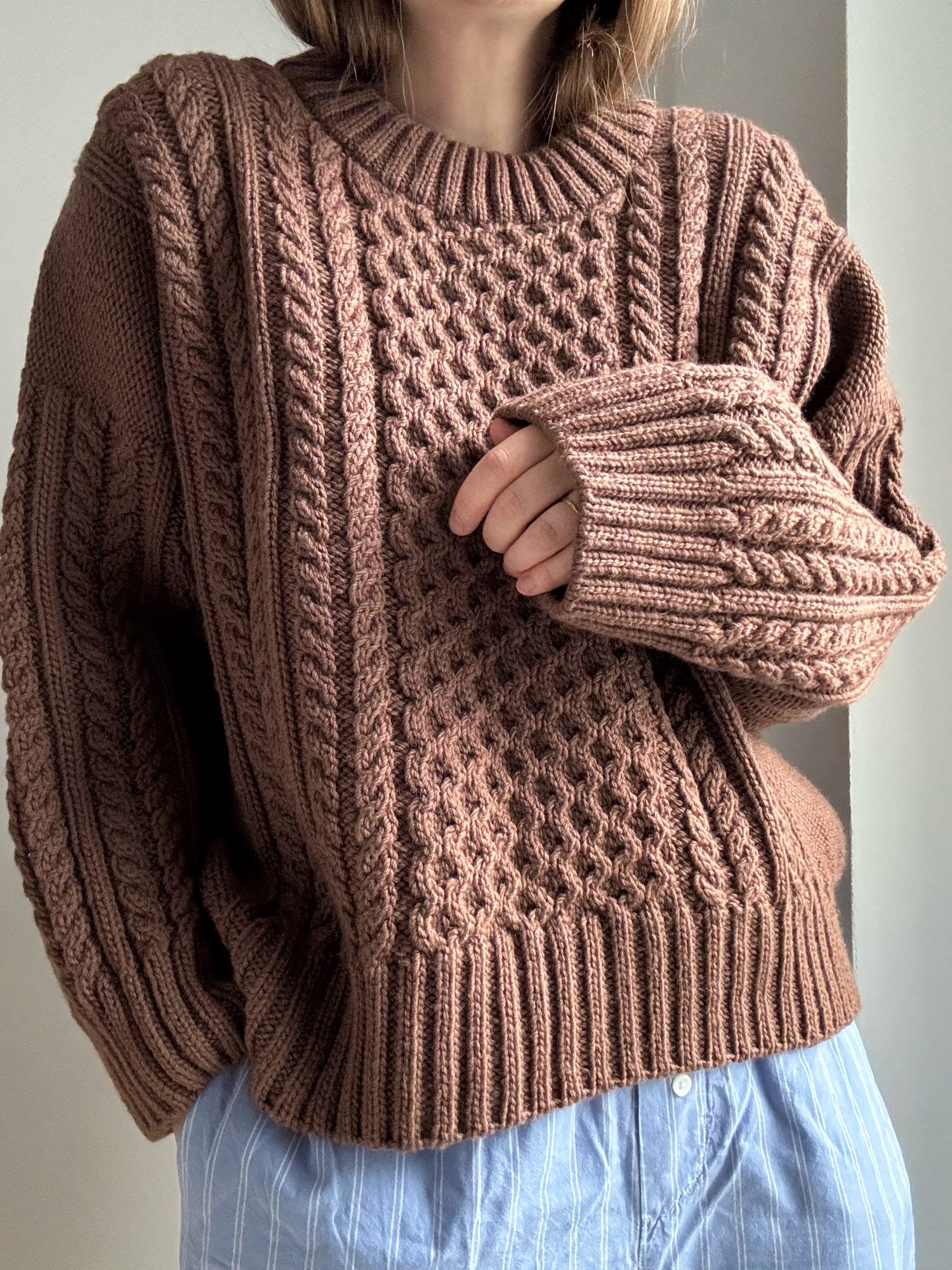 Struktureret kabelstrik sweater med klassisk pasform og oversize konstruktion
